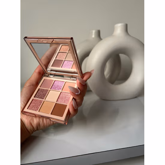 1733663358488 026130a6 31ed 4395 9816 64b363fbed76 1 Huda Beauty Eyeshadow Review – Huda's 9 Nude Obsessions