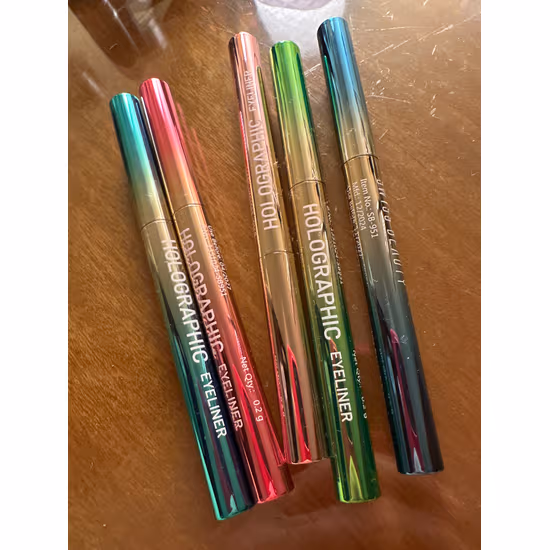 1740680386986 43f3cb9b a00f 4ca1 8ea0 e805393b4382 1 5 Reasons Swiss Beauty Holographic Eyeliner Is a Must-Have