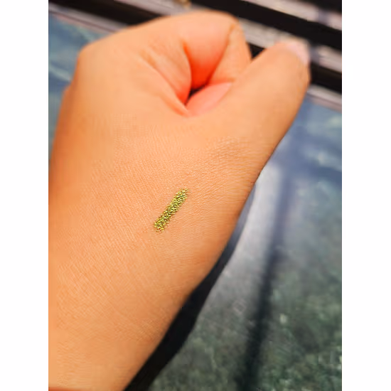Characteristics of Swiss Beauty Holographic Eyeliner