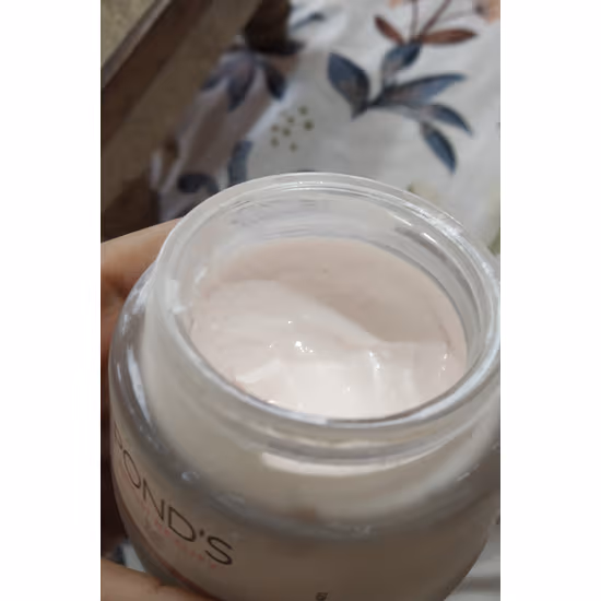 Texture & Use of Ponds White beauty Cream