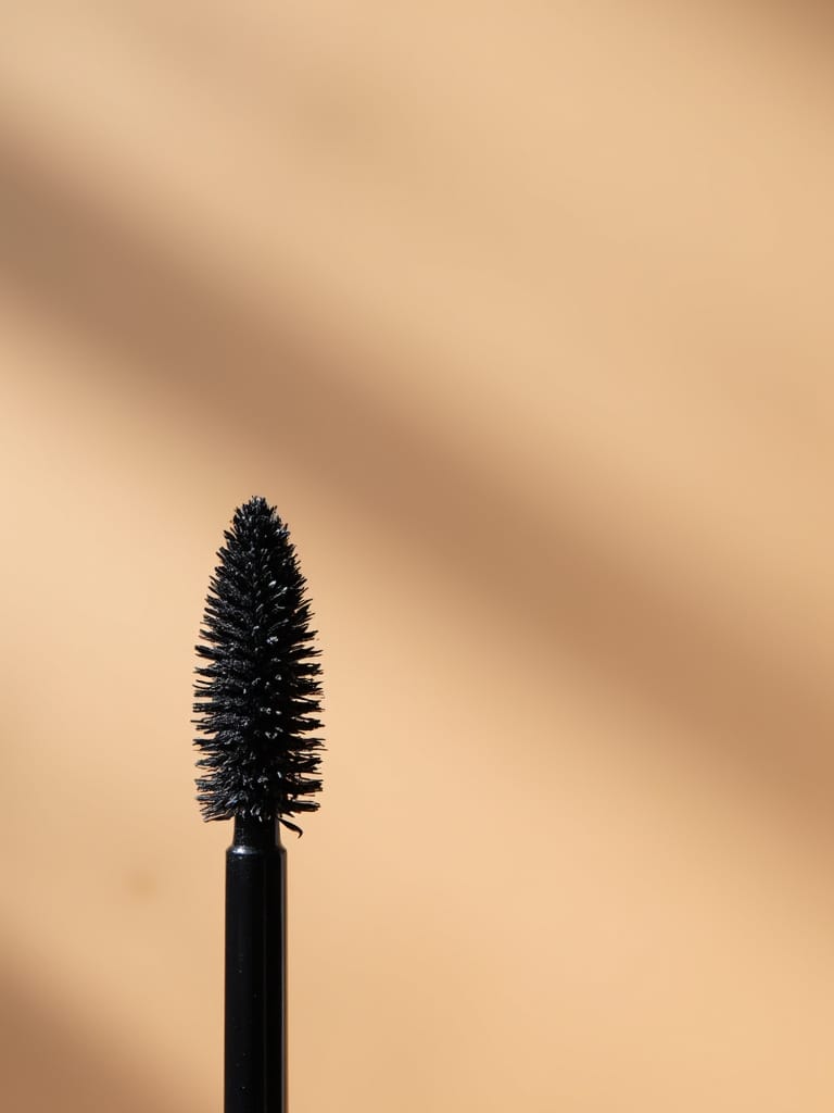 caae7a2e c6ce 4a69 bb0a 3671ee648fee 7 Tips to Use a Mascara Brush for Perfect, Clump-Free Lashes